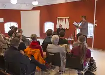 Poesiopplesing saman med musikar Arild B. Nielsen. Foto: Åsmund Aarvik